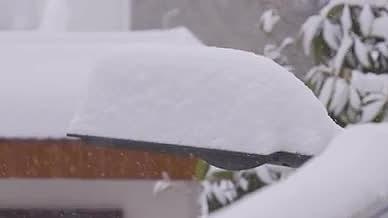 大雪雪景路灯下雪农村唯美视频的预览图